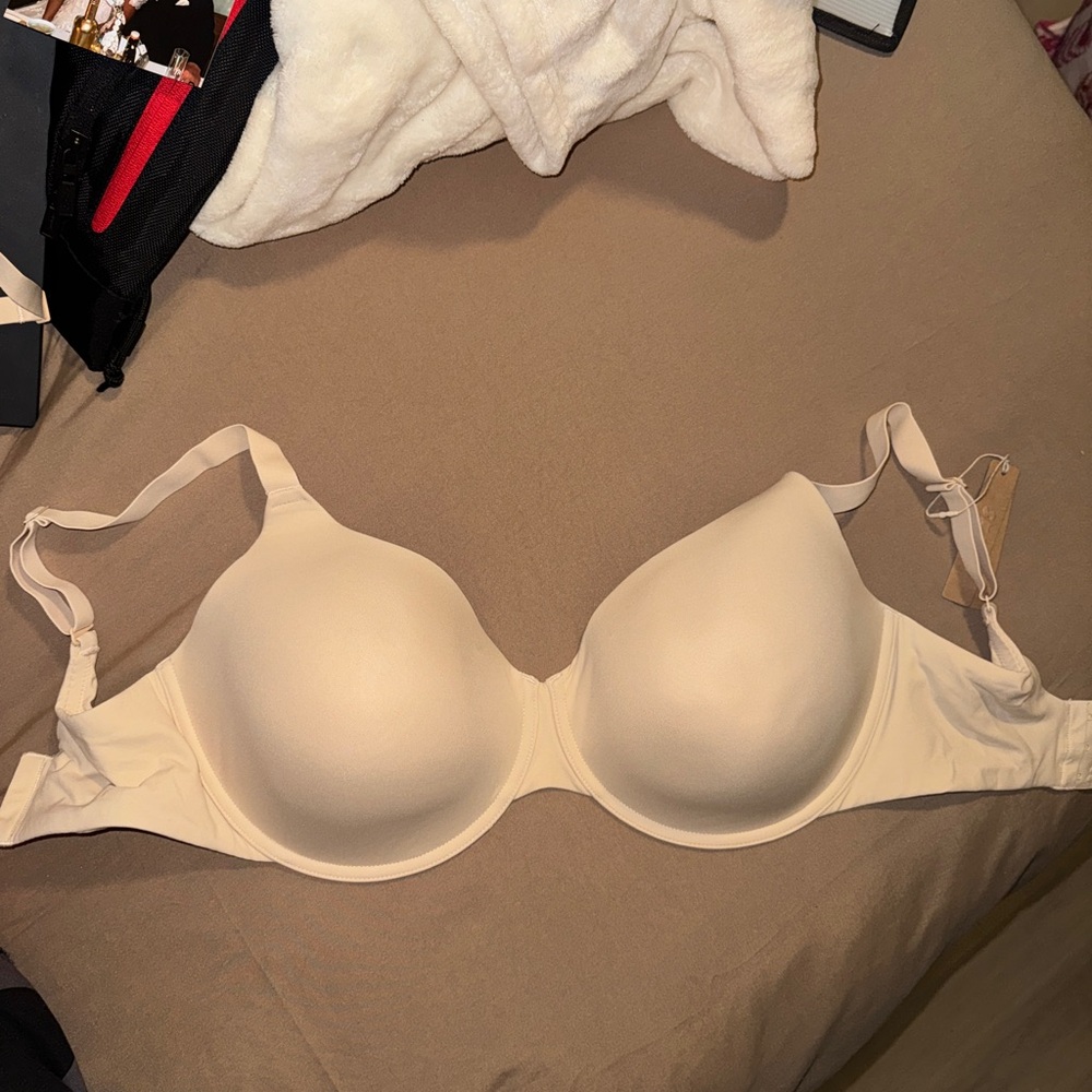 SKIMS Smooth Molded T-Shirt Bra in Ivory